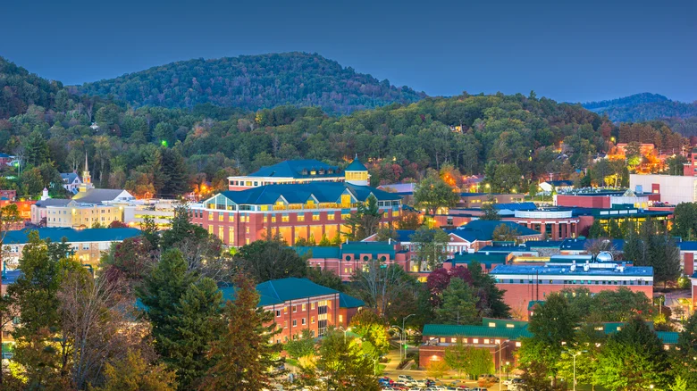 12 Must-Visit North Carolina Mountain Towns for Breathtaking Views & Outdoor Adventures