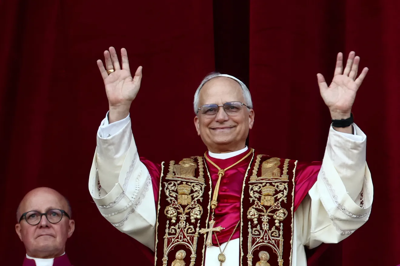 Pope Leo XIV Revealed: The New Pontiff’s First Appearance as Spiritual Leader