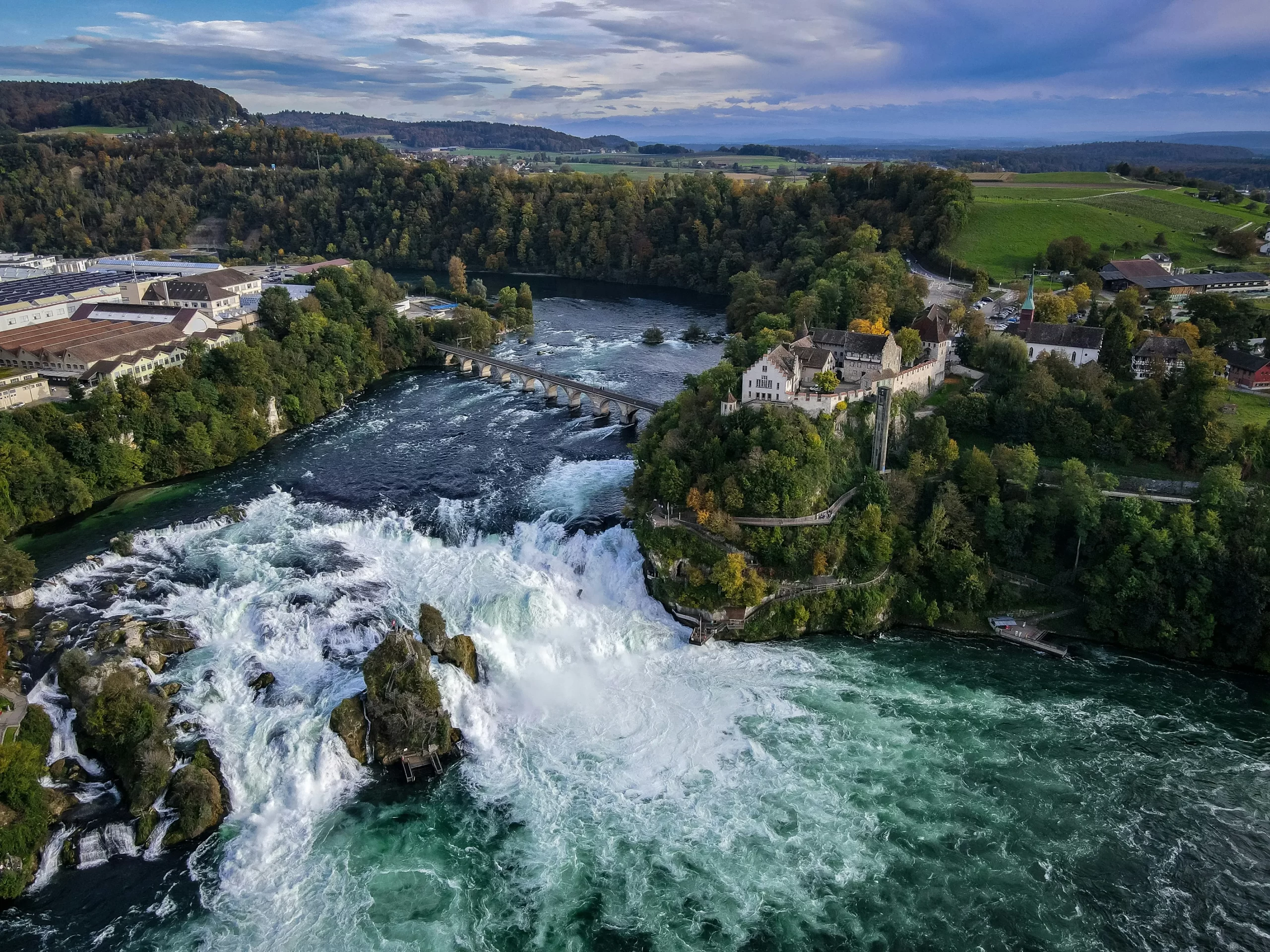 Hood River, Oregon in 2025: Windsurfing, Waterfalls & Wineries